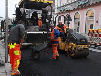 Am Mittwoch wurde der letzte Abschnitt in der Fußgängerzone mit einem Asphaltband überzogen. Die alten Platten wurden entfernt und das Provisorium aufgetragen. Fotos: Carmen Schmitt