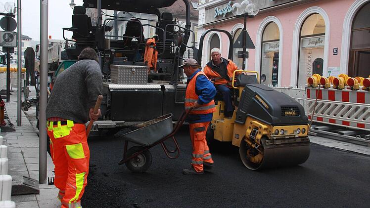 Am Mittwoch wurde der letzte Abschnitt in der Fußgängerzone mit einem Asphaltband überzogen. Die alten Platten wurden entfernt und das Provisorium aufgetragen. Fotos: Carmen Schmitt