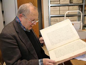 Stadtarchivar Klaus Dieter Guhling blättert in der Sammlung "Des löblichen Spitals Münnerstadt - Verschiedene alte Dokumenta". Foto: Thomas Malz