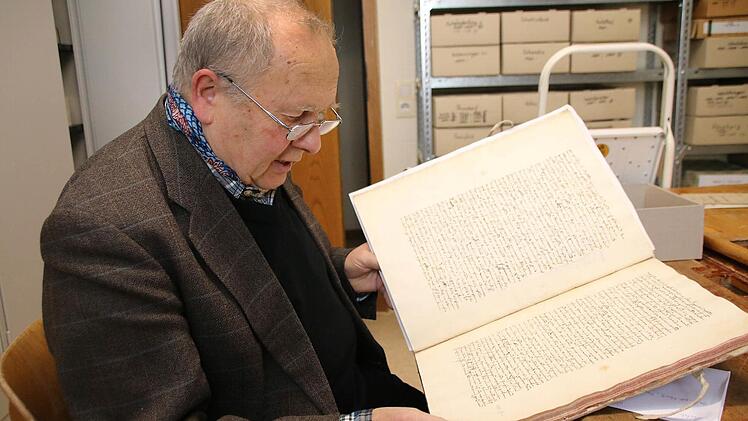 Stadtarchivar Klaus Dieter Guhling blättert in der Sammlung "Des löblichen Spitals Münnerstadt - Verschiedene alte Dokumenta". Foto: Thomas Malz