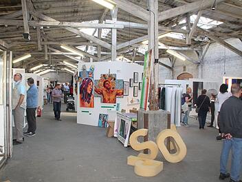 60 K&uuml;nstler stellen in der Pakethalle aus Foto: privat