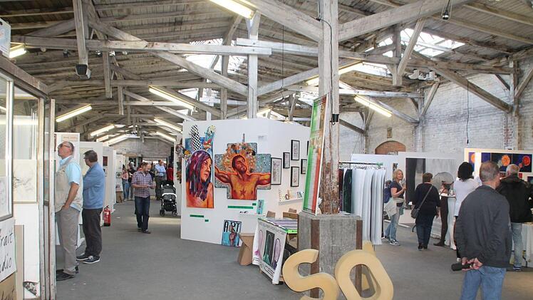 60 K&uuml;nstler stellen in der Pakethalle aus Foto: privat