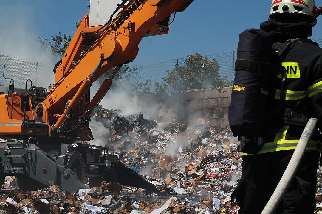 Brand in Würzburger Recycling-Hof: 40 Tonnen Müll in Flammen