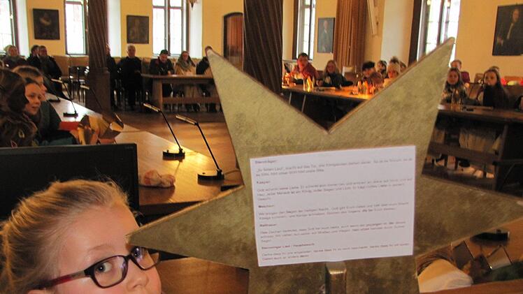 Spickzettel sind zum Glück für Sternsinger nicht verboten. Foto: Martin Koch