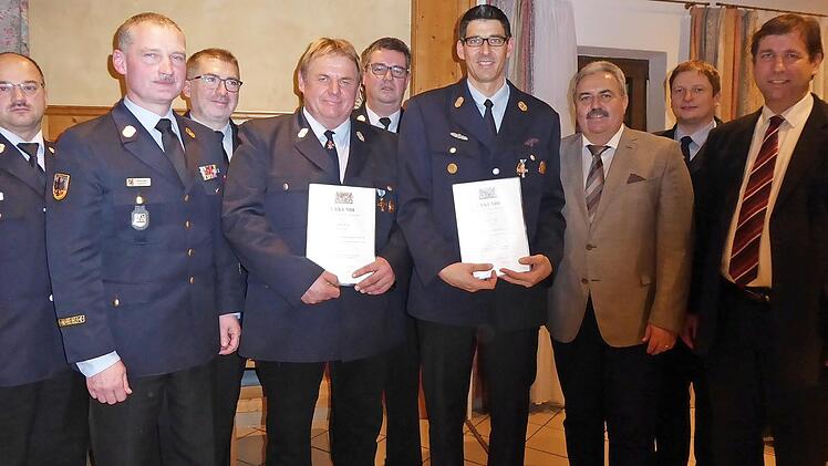Kreisbrandmeister Michael Wölker (von links), Kreisbrandrat Oliver Flake, Kommandant Michael Henkel, Otmar Kraus, Kreisbrandinspektor Wolfgang Wunner, Stephan Hack, Bürgermeister Gerhard Amon, Adjutant Markus Friedel und Landrat Hermann Ulm bei der Ehrung Foto: Heidi Amon