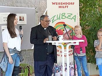 Bischof Thoppil im Gespräch mit Weisendorfer Schülern Foto: privat