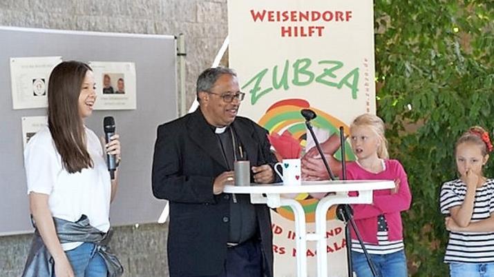 Bischof Thoppil im Gespräch mit Weisendorfer Schülern Foto: privat