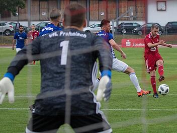 Trotz vieler guter M&ouml;glichkeiten konnten die Vestekicker (hier Marlon Schad beim Abschluss) VfL-Torh&uuml;ter Jonas Hempfling am vergangenen Freitag nur einmal &uuml;berwinden, waren andererseits aber auch mit zwei Gegentreffern gut bedient.  Foto: Heinrich Wei&szlig;