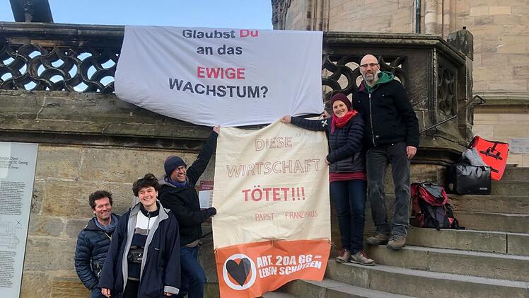 Bamberg: Protest-Aktion der Letzten Generation - Klimaaktivisten schieben "symbolisch" Reiter an