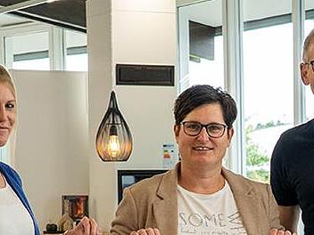 Unser Bild zeigt (von links) Carolin Muth (Abteilungsleitung Vertriebsinnendienst, Hanse Haus), Doreen Krambo (Jonas hilft e.V.) und Timo Krambo (Jonas hilft e.V.).