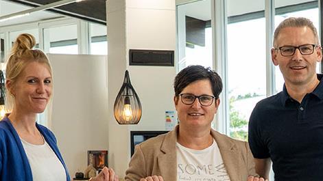 Unser Bild zeigt (von links) Carolin Muth (Abteilungsleitung Vertriebsinnendienst, Hanse Haus), Doreen Krambo (Jonas hilft e.V.) und Timo Krambo (Jonas hilft e.V.).