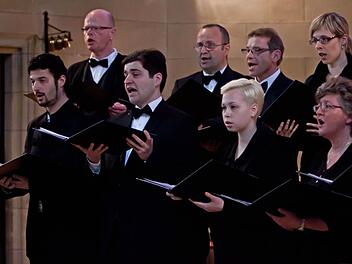 Mit ausdrucksvollem Gesang zieht der Kammerchor Coburg beim Konzert in St. Augustin in Bann. Foto: Jochen Berger