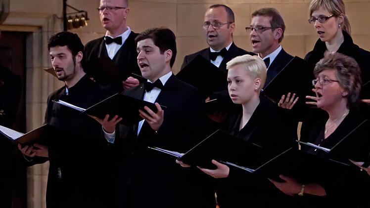 Mit ausdrucksvollem Gesang zieht der Kammerchor Coburg beim Konzert in St. Augustin in Bann. Foto: Jochen Berger