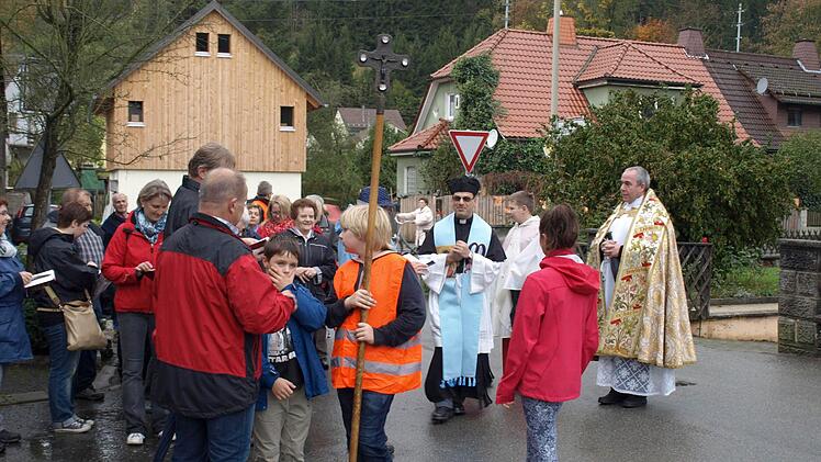 Sammeln der Wallfahrer bei der oberen Kapelle zur letzten Etappe bis zur Pfarrkirche "Mariae Geburt". Foto: Susanne Deuerling