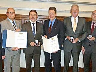 Die Geehrten, die von IHK-Präsident Friedrich Herdan (links) im Beisein des IHK-Hauptgeschäftsführers Sigmar Schnabel (rechts) die Verdienstmedaille und Urkunde erhielten (weiter von links): Fritz-Ludwig Großmann, Siegfried Wölki, Ulrich Eberhardt, Rainer-Albert Bätzoldt und Andreas Worsch Foto: Lothar Weidner