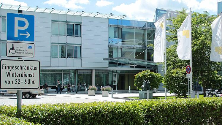 Direkt vorm Klinikum dürfen nur Menschen mit Behinderten-Parkausweis ihr Auto abstellen. Ansonsten kostet das 35 Euro.  Fotos: Jennifer Hauser