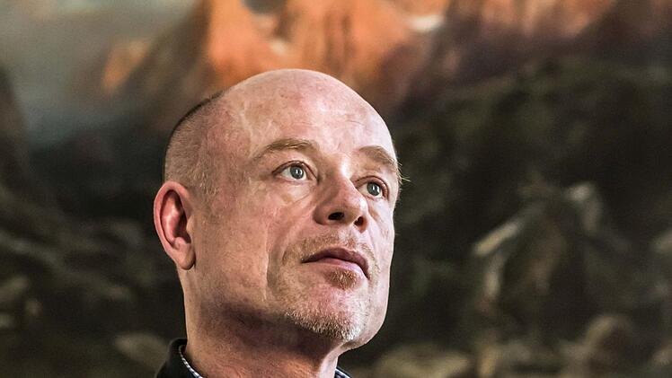 Jakob Peters-Messer inszeniert Richard Wagners "Parsifal" in Coburg. Im Hintergrund zu sehen ist ein Gemälde von Max Brückner, der gemeinsam mit seinem Bruder Gotthold Brückner die Kulissen für die Bayreuther "Parsifal"-Uraufführung 1882 schuf. Foto: Jochen Berger