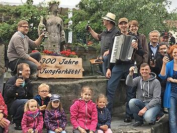 Auf den 300. Geburtstag der "Jungferkättl" wurde kräftig angestoßen - links neben dem Wahrzeichen 2. Bürgermeister Michael Bohl. Foto: K.- H. Hofmann