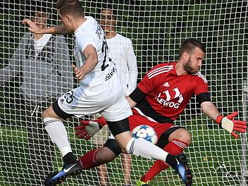 Andre Jerundow trifft zum 2:0 für die SpVgg Jahn Forchheim.  Foto: Sportfoto Zink