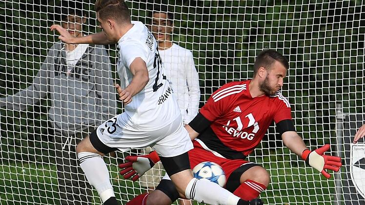 Andre Jerundow trifft zum 2:0 für die SpVgg Jahn Forchheim.  Foto: Sportfoto Zink