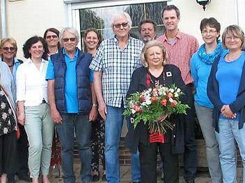 Der neue Vorstand des BLLV-KV Lichtenfels/Bad Staffelstein mit der Ehrenvorsitzenden Gertrud Tischer (mit Blumenstrauß) und dem neuen Vorsitzenden Bernhard Jeßberger (rechts daneben) sowie seine Stellvertreterin Monika Tremel.  Fotos: Hans Tremel