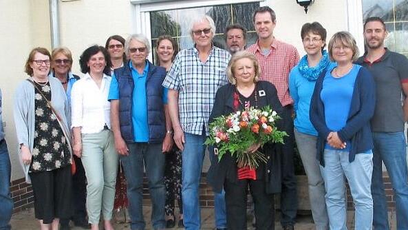 Der neue Vorstand des BLLV-KV Lichtenfels/Bad Staffelstein mit der Ehrenvorsitzenden Gertrud Tischer (mit Blumenstrauß) und dem neuen Vorsitzenden Bernhard Jeßberger (rechts daneben) sowie seine Stellvertreterin Monika Tremel.  Fotos: Hans Tremel