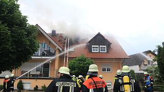 Blitzeinschlag: Dachstuhl geht nach Gewitter in Flammen auf