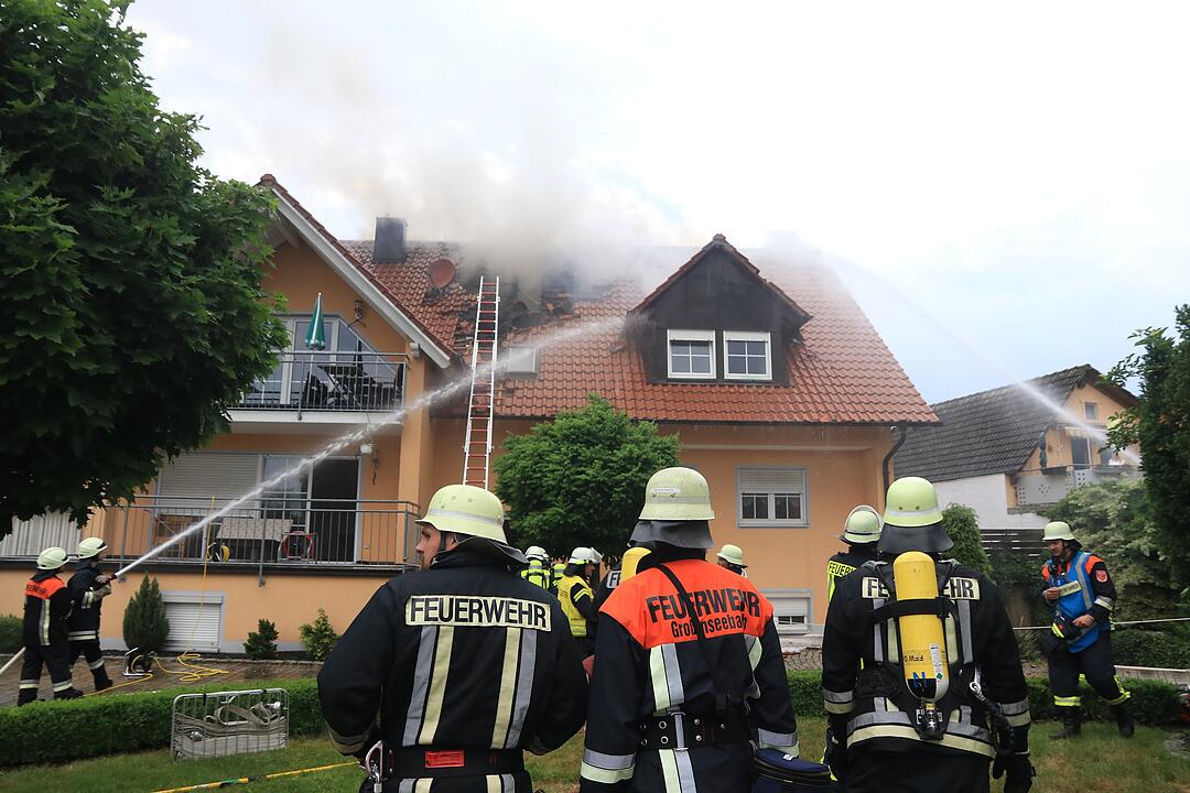 Blitzeinschlag: Dachstuhl geht nach Gewitter in Flammen auf