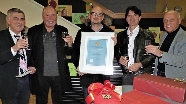 Als "verdienter Ausbilder" wurde Heinz Wanderer ausgezeichnet. Dazu gratulierten auch die beiden B&uuml;rgermeister von Neuenmarkt und Wirsberg. Unser Bild zeigt (von links) B&uuml;rgermeister Siegfried Decker, die Elektromeister Heinz Wanderer, Markus Wanderer und Michael Wagner sowie B&uuml;rgermeister Hermann Anselstetter. Foto: Werner Rei&szlig;aus