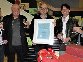 Als "verdienter Ausbilder" wurde Heinz Wanderer ausgezeichnet. Dazu gratulierten auch die beiden Bürgermeister von Neuenmarkt und Wirsberg. Unser Bild zeigt (von links) Bürgermeister Siegfried Decker, die Elektromeister Heinz Wanderer, Markus Wanderer und Michael Wagner sowie Bürgermeister Hermann Anselstetter. Foto: Werner Reißaus