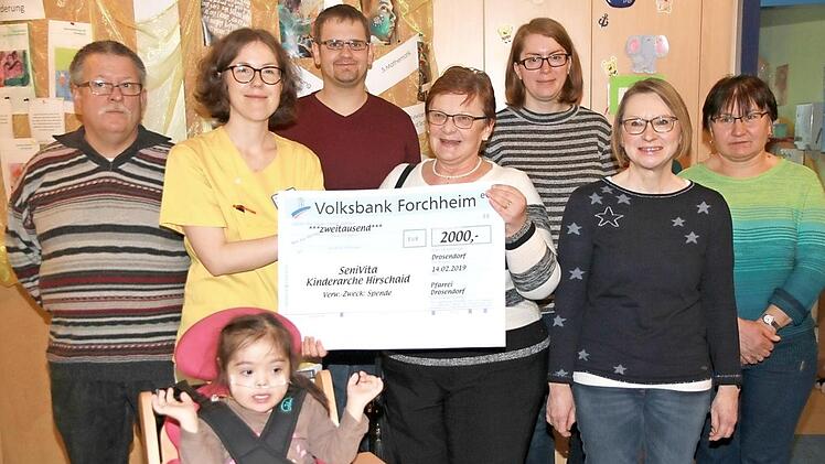 Pfarrgemeinderatsvorsitzende Margita Bastian übergibt mit Mitgliedern des Pfarrgemeinderates den Spendenscheck an die pädagogische Leiterin Nina Struck. Mit auf dem Bild ist die vierjährige Leila, die seit zweieinhalb Jahren in der Kinderarche wohnt. Foto: Mathias Erlwein