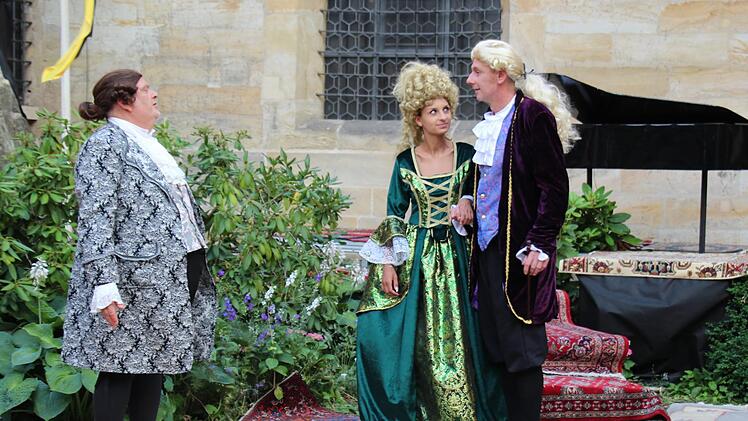 Die Hauptfiguren (v. l.) Salieri (Michael Kerling), Constanze (Verena Bachsteffel) und Amadeus (Christian Dieter)  Foto: Christine Rothlauf