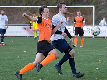 Nicht zu stoppen war Johannes P&uuml;ls (wei&szlig;es Trikot): Beim 5:3-Erfolg des SCW Obermain beim ASV Kleintettau gelangen ihm drei Tore. In dieser Szene k&auml;mpft er mit ASV-Abwehrspieler Silvio Jungkunz um den Ball.  Foto: Heinrich Wei&szlig;