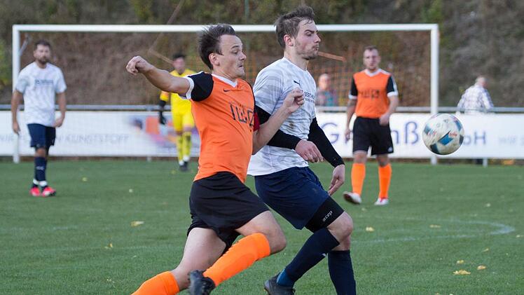 Nicht zu stoppen war Johannes P&uuml;ls (wei&szlig;es Trikot): Beim 5:3-Erfolg des SCW Obermain beim ASV Kleintettau gelangen ihm drei Tore. In dieser Szene k&auml;mpft er mit ASV-Abwehrspieler Silvio Jungkunz um den Ball.  Foto: Heinrich Wei&szlig;