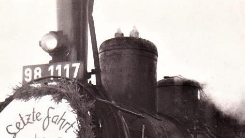 Am 1. Februar 1964 hatte das "Dampf-Mockela", das seit 1928 auf der Lokalbahn Kronach-Nordhalben gefahren war, ausgedient. Oberlokführer Andreas Bär und Obertriebwagenführer Hans Fehn - seit 1936/37 auf der Strecke tätig - waren ebenfalls in den Ruhestand getreten.Foto und Repro: Gerd Fleischmann