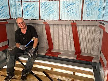 Bahnenthusiast Roland Fischer hat das Warteh&auml;uschen am Rupbodener Bahnhof in Schienenbus-Optik umgestaltet. Foto: Fischer