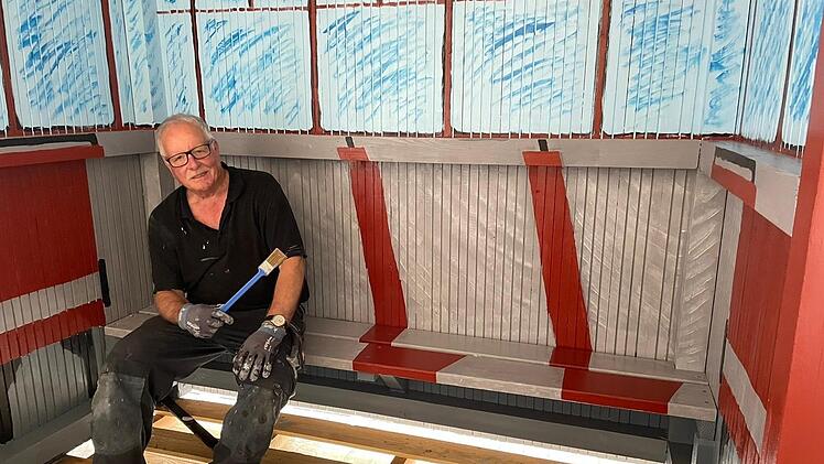 Bahnenthusiast Roland Fischer hat das Warteh&auml;uschen am Rupbodener Bahnhof in Schienenbus-Optik umgestaltet. Foto: Fischer