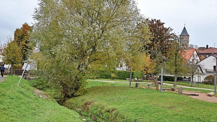 Der Brandbach in der Mitte des Ortes – links davon liegt die Grundschule: Hier soll mit Schutzmaßnahmen das Wasser zügig aus dem Ort fließen.