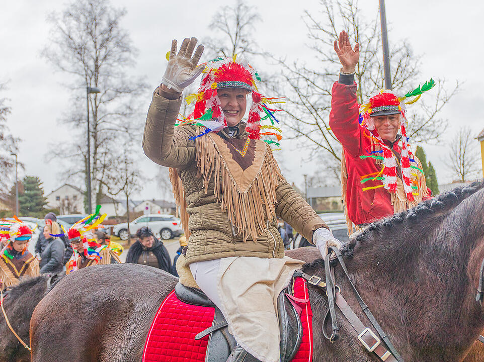 Buntes Faschingstreiben begeistert groß und klein.