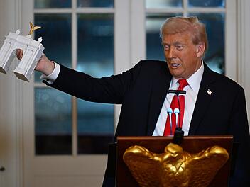 US-Präsident Trump präsentiert Modell eines Triumphbogens