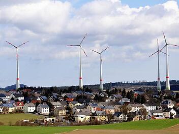 Der Verein "Pro Heimat" sieht die von Windrädern eingekreiste Gemeinde Trogen als Negativbeispiel für eine überstürzt in Angriff genommene Energiewende. "Gegen Pläne, auch den Fränkischen Jura so zu verschandeln, werden wir vorgehen", sagt Vorsitzender Hans-Peter Zahner. Foto: Stephan-Herbert Fuchs