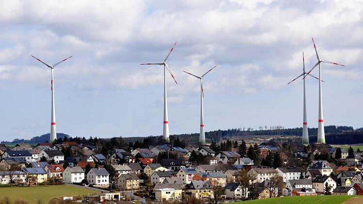 Der Verein "Pro Heimat" sieht die von Windrädern eingekreiste Gemeinde Trogen als Negativbeispiel für eine überstürzt in Angriff genommene Energiewende. "Gegen Pläne, auch den Fränkischen Jura so zu verschandeln, werden wir vorgehen", sagt Vorsitzender Hans-Peter Zahner. Foto: Stephan-Herbert Fuchs