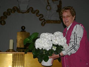 Rosi Seidl verbindet ihre Liebe für Blumen mit der Leidenschaft für Gott. Dieses Jahr muss sie an Fronleichnam umplanen und die Dekoration in die Kirche holen.  Foto: Tom Müller