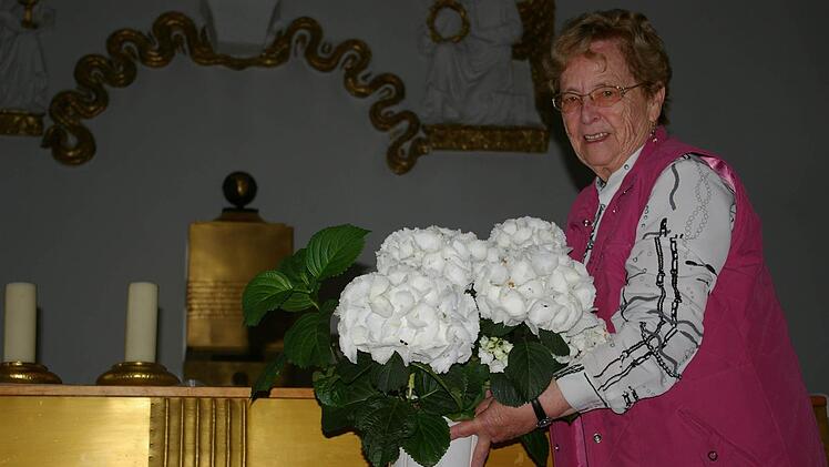 Rosi Seidl verbindet ihre Liebe für Blumen mit der Leidenschaft für Gott. Dieses Jahr muss sie an Fronleichnam umplanen und die Dekoration in die Kirche holen.  Foto: Tom Müller