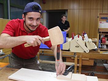 Florian Ittner aus Markt Einersheim hat seinen Traumberuf gefunden. Bei der Gesellenprüfung in der Berufsschule muss er zeigen, dass er das Handwerkszeugs des Schreiners beherrscht. Fotos: Carmen Schmitt