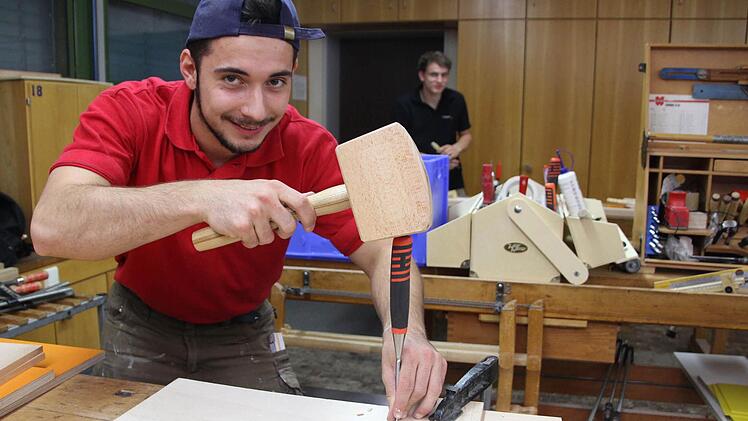 Florian Ittner aus Markt Einersheim hat seinen Traumberuf gefunden. Bei der Gesellenprüfung in der Berufsschule muss er zeigen, dass er das Handwerkszeugs des Schreiners beherrscht. Fotos: Carmen Schmitt