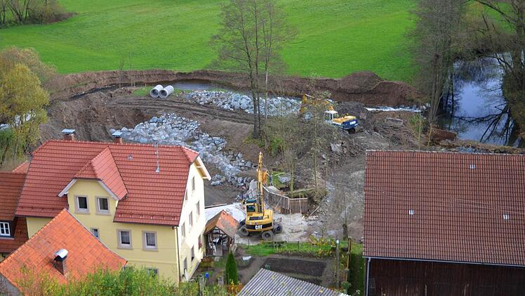 Von oben sieht man, wie der Weiße Main umgeleitet wird (oberer Bildrand). Im Vordergrund ist das trocken gelegte Wehr zu sehen. Fotos: Dieter Hübner