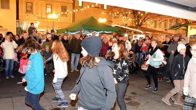 Vorführung der Tanzschule Drosd Tessari auf dem Weihnachtsmarkt in Bad Kissingen