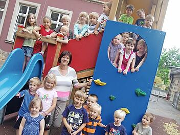 Elke Scheler, hier umringt von den Mädchen und Jungs ihrer "gelben Gruppe", wird der Marienschule weiter verbunden bleiben. Foto: Oliver Schmidt