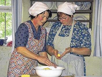 Eintopf und Feuerspatzen: Im Freilandmuseum wird wie früher gekocht